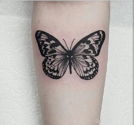 点击大图看下一张：12张漂亮黑色蝴蝶纹身图案作品欣赏