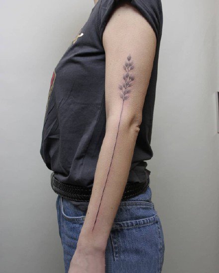 点击大图看下一张：超简约长线条纹身图案--显得手臂和腿部很长的纹身