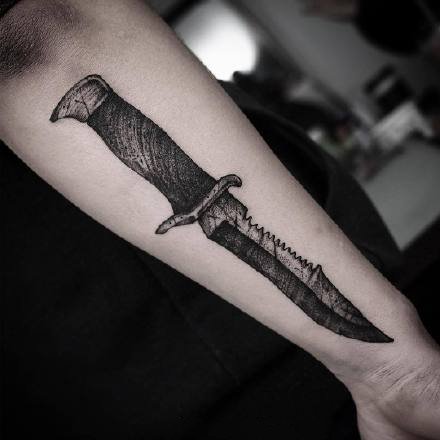 点击大图看下一张：小臂上的匕首和器具黑灰点刺纹身图案欣赏