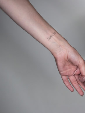 点击大图看下一张：手腕上的超简约手环纹身图案作品9张