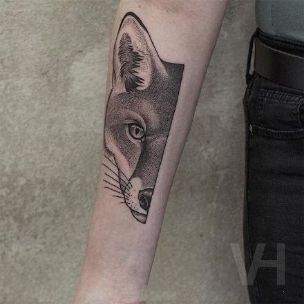 点击大图看下一张：半脸风格的动物黑灰点刺纹身图案作品9张