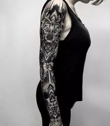 点击大图看下一张：9张很酷的女士花臂纹身图片图案欣赏