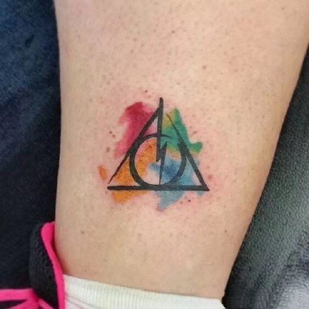 点击大图看下一张：哈利波特死亡圣器的三角形符号纹身图案作品