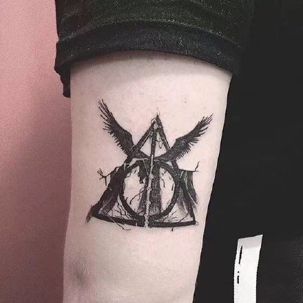点击大图看下一张：哈利波特死亡圣器的三角形符号纹身图案作品