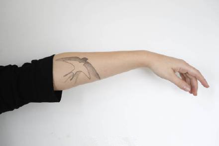 点击大图看下一张：冷淡风格的的手臂超简约小纹身图案