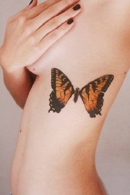 点击大图看下一张：女孩子独爱的15张蝴蝶纹身作品图片