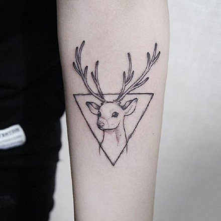 点击大图看下一张：9张和鹿角鹿头相关的纹身图案作品欣赏