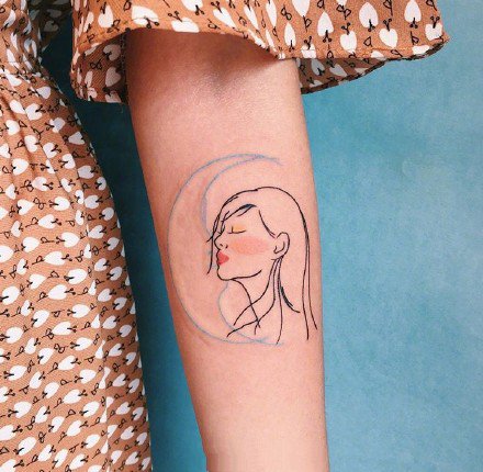 点击大图看下一张：很多女生喜欢的小清新纹身图案作品18张