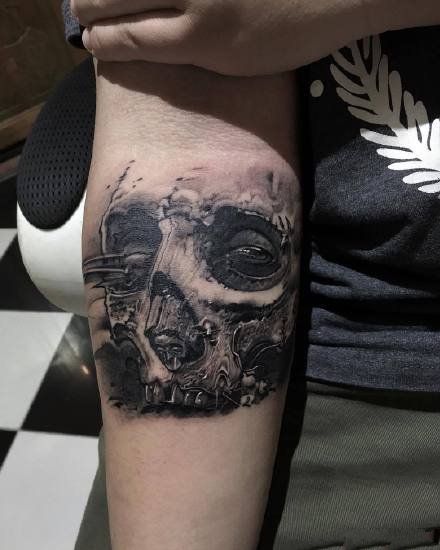 点击大图看下一张：西班牙写实纹身师Robert Hernandez的骷髅纹身作品图案