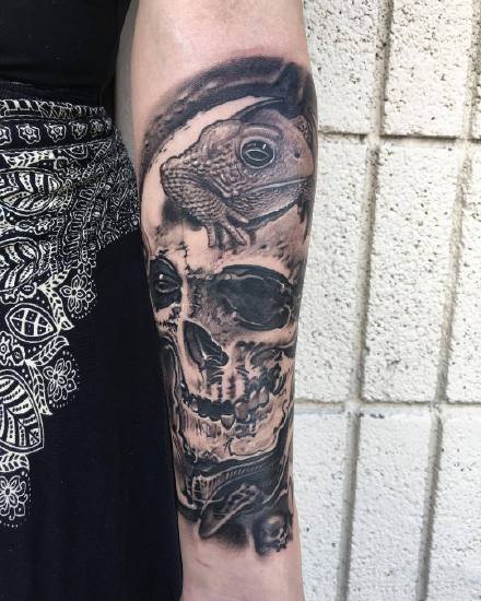 点击大图看下一张：西班牙写实纹身师Robert Hernandez的骷髅纹身作品图案