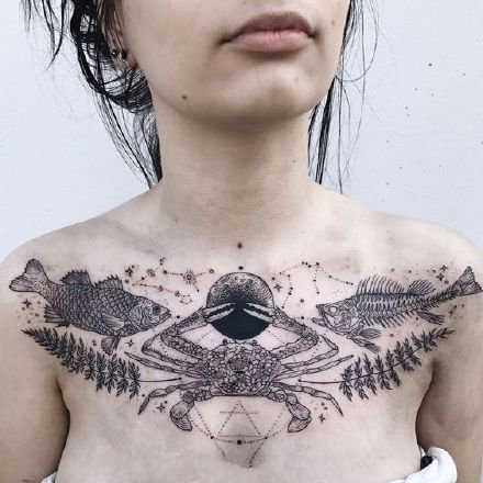 点击大图看下一张：几张女性胸前的花胸纹身图片作品