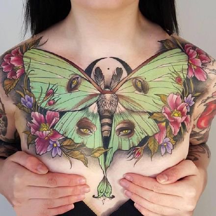 点击大图看下一张：几张女性胸前的花胸纹身图片作品