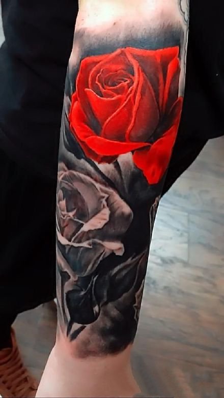 点击大图看下一张：绚丽多姿的鲜艳玫瑰花纹身图案作品9张