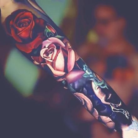 点击大图看下一张：绚丽多姿的鲜艳玫瑰花纹身图案作品9张