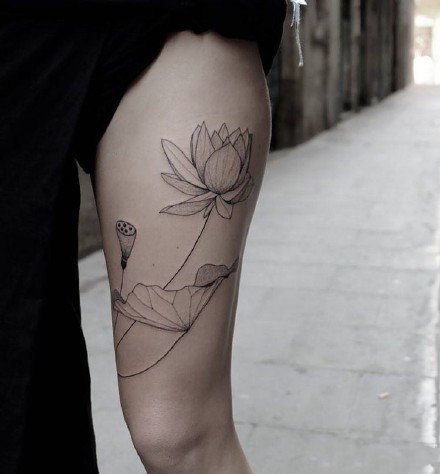 点击大图看下一张：手臂和腿部上的简约长线条花卉纹身欣赏