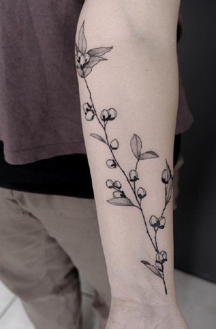 点击大图看下一张：手臂和腿部上的简约长线条花卉纹身欣赏