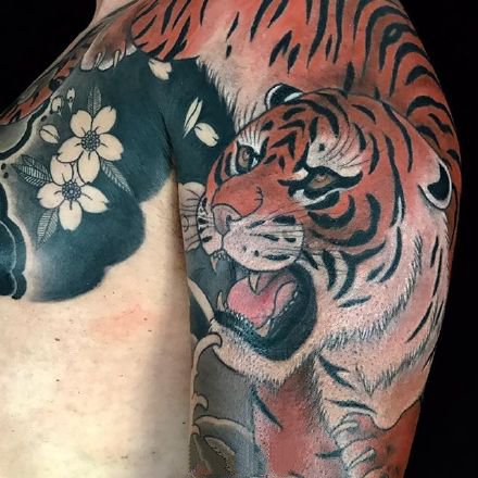 点击大图看下一张：传统风格的一组百兽之王老虎纹身图案欣赏