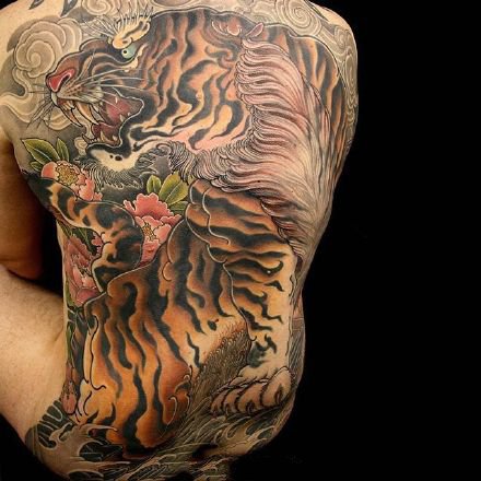 点击大图看下一张：传统风格的一组百兽之王老虎纹身图案欣赏
