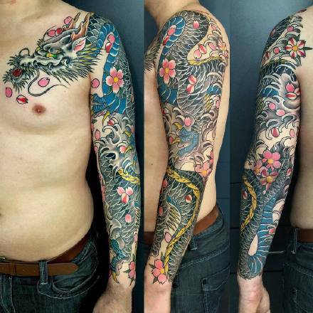 点击大图看下一张：漂亮传统风格的一组花臂纹身图案作品