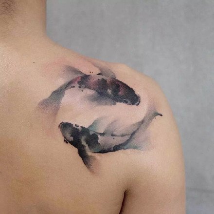 点击大图看下一张：黑色调的一组中国风水墨飘逸纹身图案作品