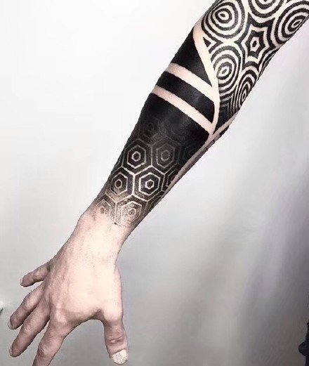 点击大图看下一张：超黑元素的一组国外纹身师手部黑色纹身作品图案欣赏