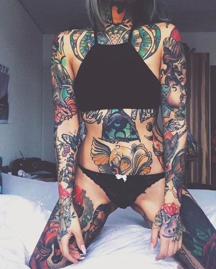 点击大图看下一张：拥有大花臂的性感花臂女性纹身图片展示