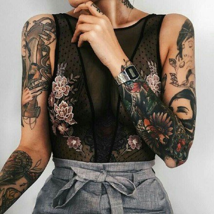 点击大图看下一张:拥有大花臂的性感花臂女性纹身图片展示