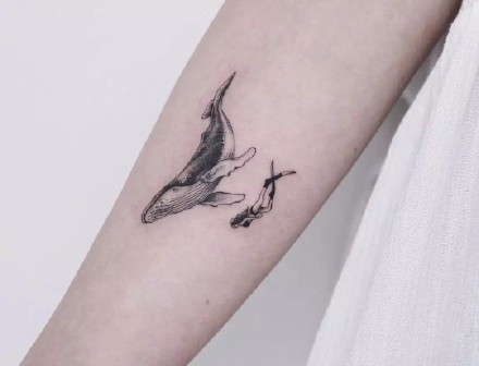 点击大图看下一张：象征自由的一组鲸鱼相关的纹身图案作品