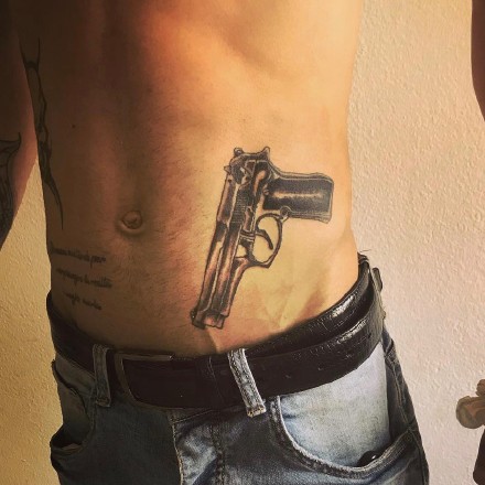 点击大图看下一张：一组关于手枪的黑色枪械纹身图案作品