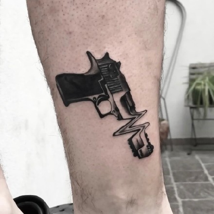 点击大图看下一张：一组关于手枪的黑色枪械纹身图案作品