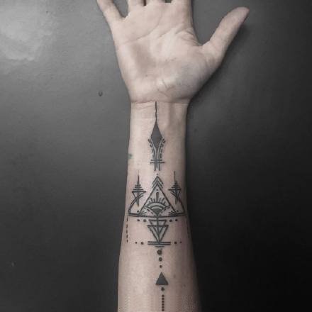 点击大图看下一张:手臂等部位简约又好看的点刺黑灰纹身图案