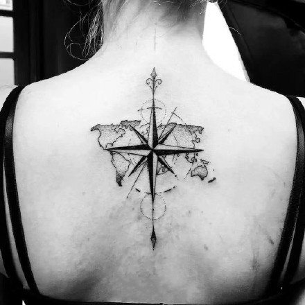 点击大图看下一张：女生背部脊椎处漂亮的黑灰点刺纹身图案欣赏