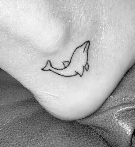 点击大图看下一张：简单又好看的一组小海豚纹身图片