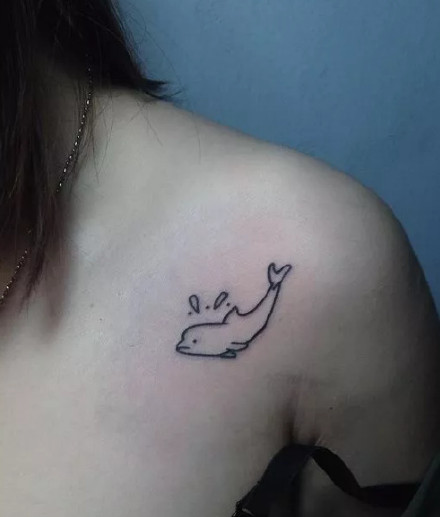 点击大图看下一张：简单又好看的一组小海豚纹身图片