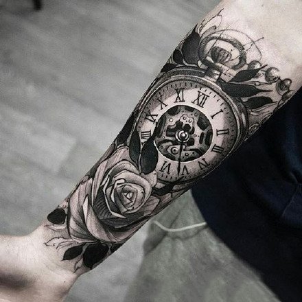 点击大图看下一张：手臂上的一组黑灰钟表纹身作品图案