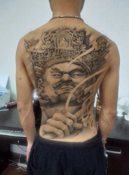 点击大图看下一张：男士背部的满背传统纹身图案作品9张