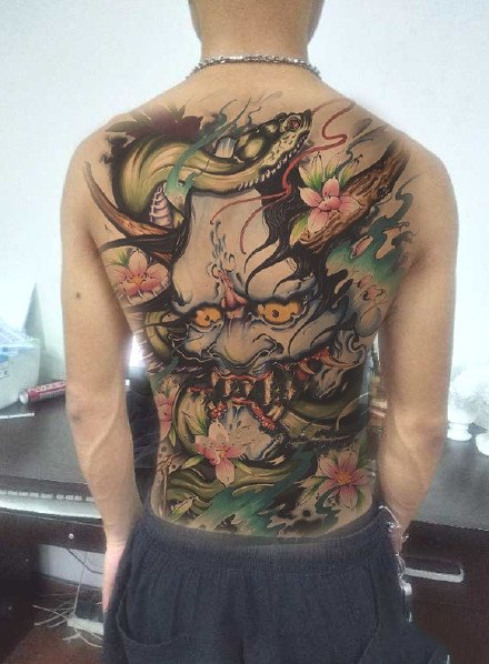 点击大图看下一张：男士背部的满背传统纹身图案作品9张