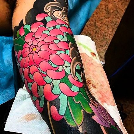 点击大图看下一张：牡丹花等各种花朵的花臂纹身图案作品