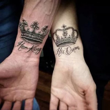 点击大图看下一张：情侣手腕手指等部位的一组皇冠情侣纹身图案