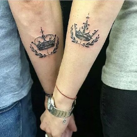 点击大图看下一张：情侣手腕手指等部位的一组皇冠情侣纹身图案