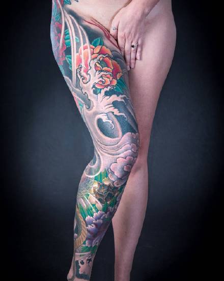 点击大图看下一张：传统花腿纹身--18张传统风格的大花腿纹身图案作品