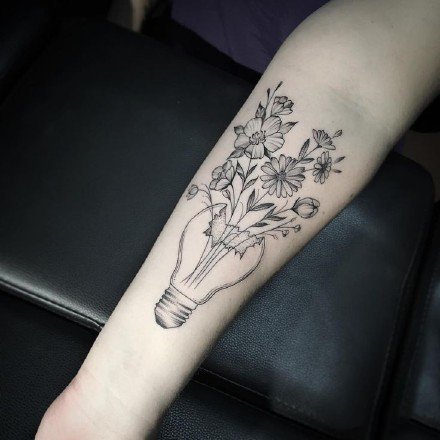 点击大图看下一张：花朵在灯泡和瓶子里--黑色创意点刺花朵纹身图案作品