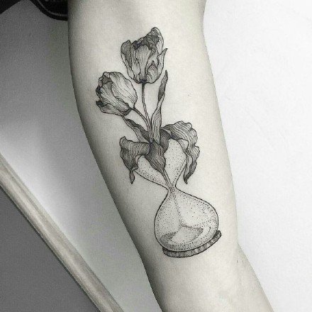 点击大图看下一张：花朵在灯泡和瓶子里--黑色创意点刺花朵纹身图案作品