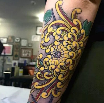 点击大图看下一张：菊花纹身--9张漂亮的传统菊花纹身作品图案