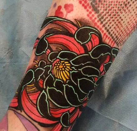 点击大图看下一张：菊花纹身--9张漂亮的传统菊花纹身作品图案