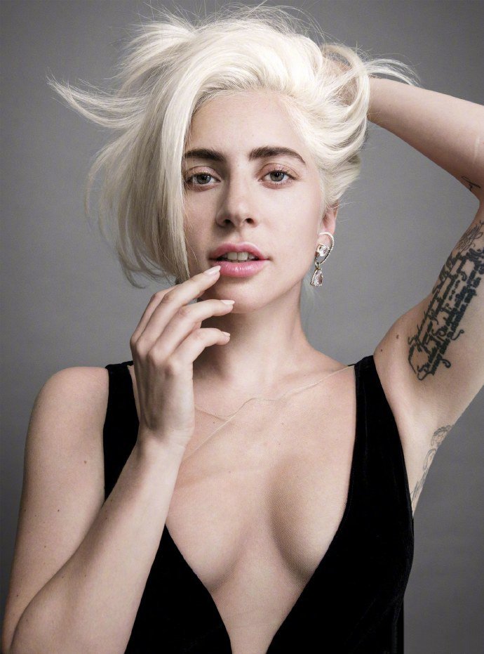 点击大图看下一张：Lady Gaga登VOGUE十月刊封面照片