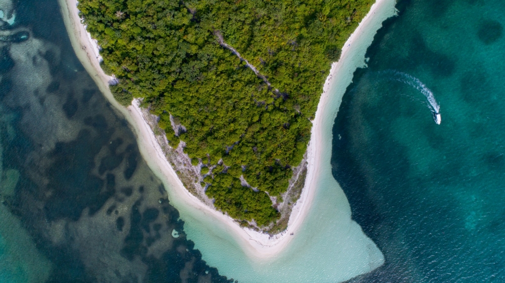 点击大图看下一张：唯美岛屿航拍高清电脑壁纸