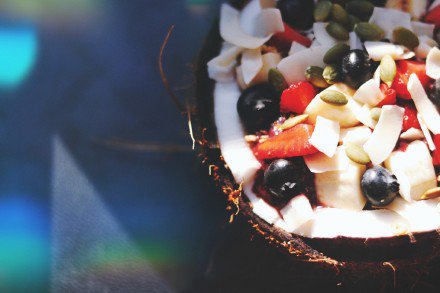 点击大图看下一张：用椰壳装的巴西莓果思慕雪