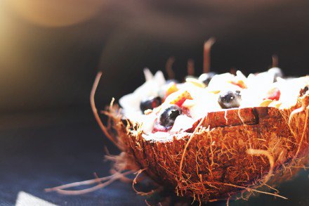 点击大图看下一张：用椰壳装的巴西莓果思慕雪