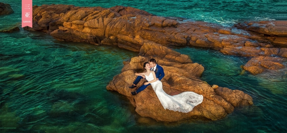 点击大图看下一张：三亚海边浪漫婚纱照